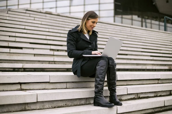 Piękna Kobieta Siedząc Schodach Mieście Pomocą Laptopa Stonowanych Obrazów — Zdjęcie stockowe