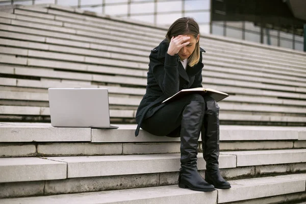 Triste Cansada Empresaria Trabajando Aire Libre Imagen Tonificada — Foto de Stock