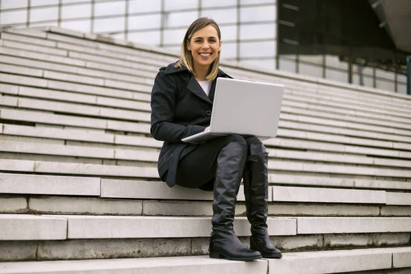 Mulher Negócios Bonita Sentada Escada Cidade Usando Laptop Toned Imagem — Fotografia de Stock