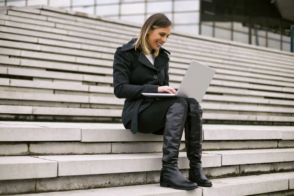 Mulher Negócios Bonita Sentada Escada Cidade Usando Laptop Toned Imagem — Fotografia de Stock