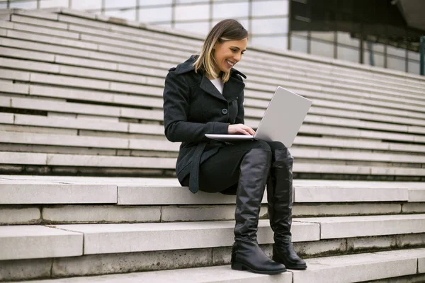 Vacker Affärskvinna Sitter Trappan Staden Och Använder Bärbar Dator Tonad — Stockfoto