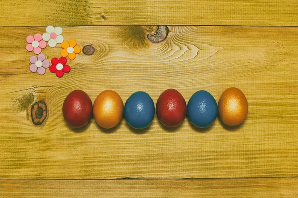 Œufs Pâques Peints Avec Des Pétales Sur Une Table Bois — Photo