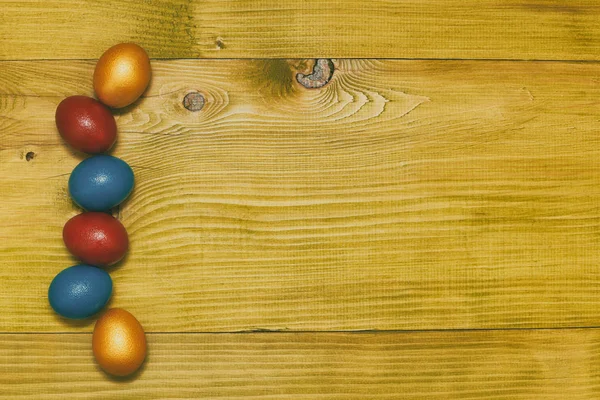 Розфарбовані Великодні Яйця Дерев Яному Столі — стокове фото