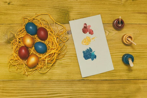 Festett Húsvéti Tojás Szalma Színek Festészet Fából Készült Asztal Tónusú — Stock Fotó