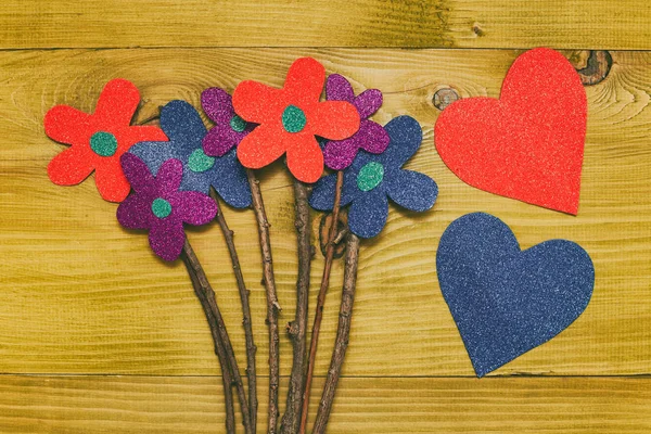 Image Bouquet Fleurs Avec Des Formes Coeur Sur Une Table — Photo