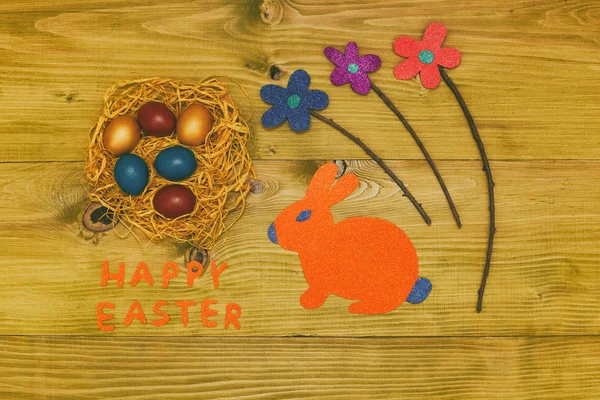 Boldog Húsvéti Üzenetet Festett Tojásokkal Szalma Nyuszi Virágok Fából Készült — Stock Fotó