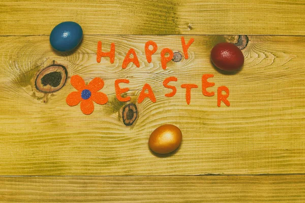 Ευτυχισμένος Πασχαλινό Μήνυμα Ζωγραφισμένα Αυγά Και Λουλούδι Στο Ξύλινο Τραπέζι — Φωτογραφία Αρχείου
