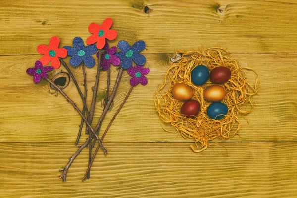 Oeufs Pâques Peints Paille Avec Des Fleurs Sur Une Table — Photo