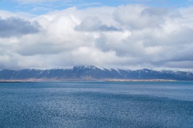 Reykjavik deniz ve dağ güzel görünümünden.