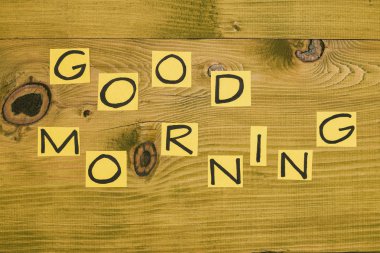 Metin Günaydın ahşap masa üzerinde görüntü. Tonda fotoğraf.