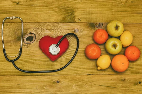 Imagen Fruta Estetoscopio Forma Corazón Mesa Madera Foto Tonificada — Foto de Stock