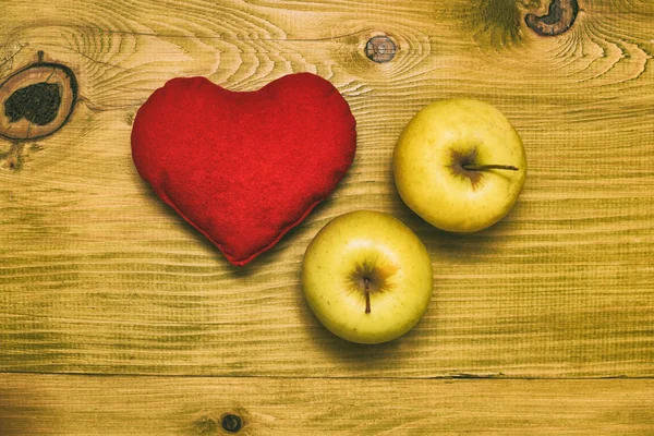 木桌上有心形苹果的图像 色调照片 — 图库照片
