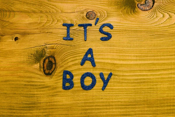 Text Ist Ein Junge Auf Holztisch Getöntes Foto — Stockfoto