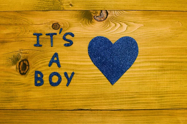 Κείμενο Είναι Ένα Αγόρι Και Σχήμα Της Καρδιάς Ξύλινο Τραπέζι — Φωτογραφία Αρχείου