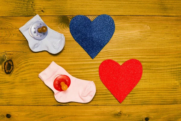 Fournitures Pour Bébé Pour Garçon Fille Forme Coeur Sur Table — Photo