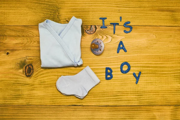 Κείμενο Είναι Ένα Αγόρι Προμήθειες Μωρών Ξύλινο Τραπέζι Ήπια Φωτογραφία — Φωτογραφία Αρχείου