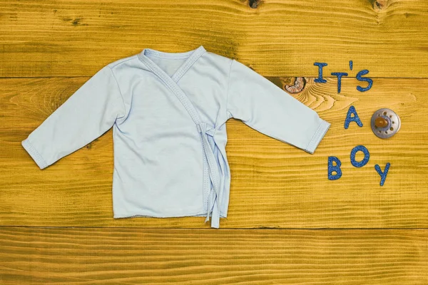 Texto Menino Com Suprimentos Bebê Mesa Madeira Foto Tonificada — Fotografia de Stock