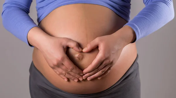Imagen Cerca Estómago Mujer Embarazada Haciendo Forma Corazón Con Sus —  Fotos de Stock