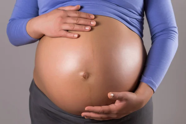 Imagen Primer Plano Estómago Mujer Embarazada Sobre Fondo Gris — Foto de Stock