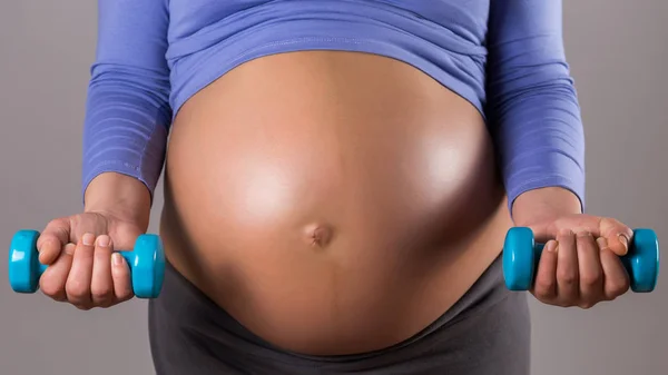 Image Close Stomach Woman Exercise Weights Gray Background — Stock Photo, Image