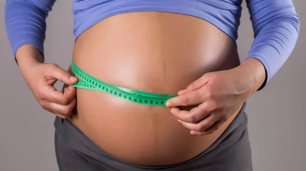 Image Pregnant Woman Measuring Her Stomach Gray Background — Stock Photo, Image