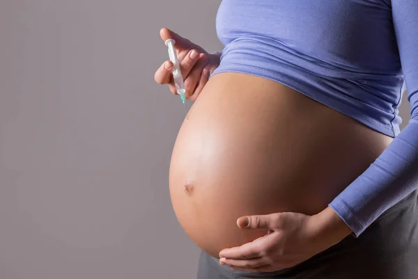 Bild Einer Schwangeren Frau Mit Spritze Auf Grauem Hintergrund — Stockfoto