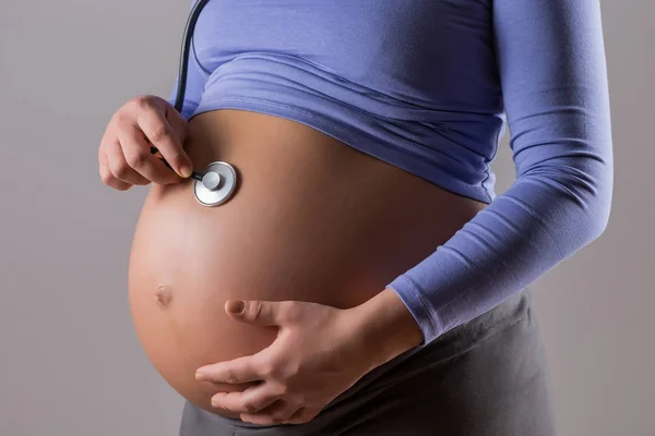 Immagine Una Donna Incinta Che Ascolta Battito Cardiaco Del Bambino — Foto Stock