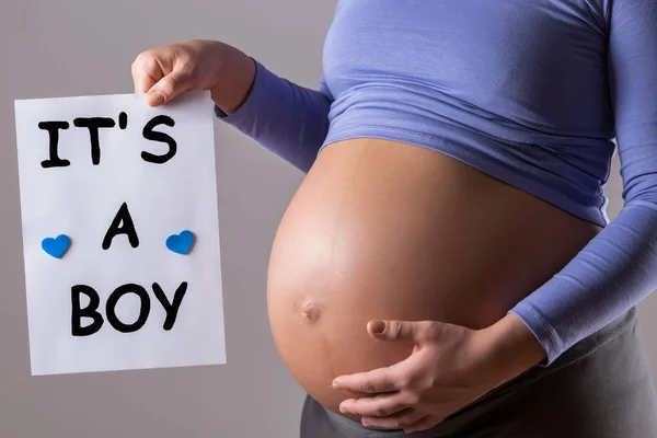 Afbeelding Van Close Maag Van Zwangere Vrouw Met Papier Met — Stockfoto