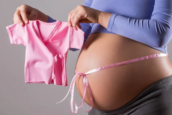 Obraz Żołądka Kobiety Ciąży Różową Wstążką Shirt Dla Dziewczynki Szarym — Zdjęcie stockowe