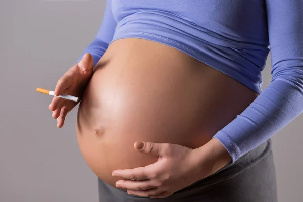 Imagem Mulher Grávida Fumando Cigarro Fundo Cinza — Fotografia de Stock