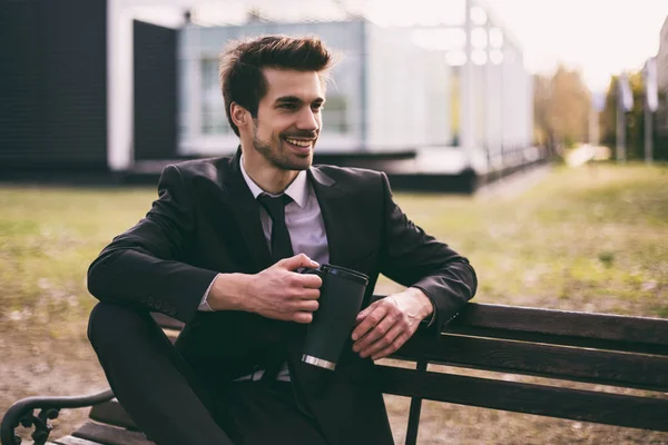 Eleganter Geschäftsmann Trinkt Gerne Kaffee Während Draußen Sitzt — Stockfoto