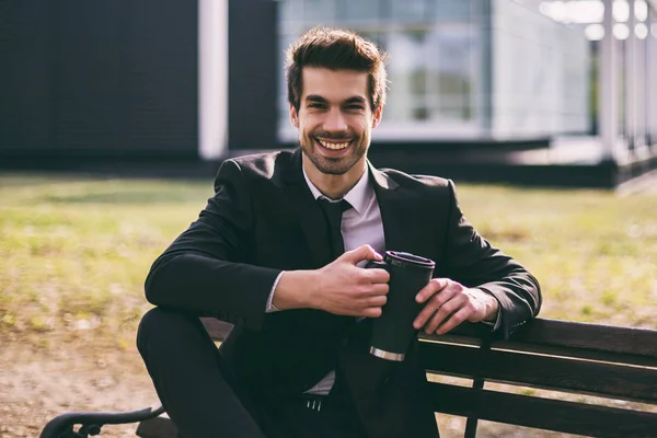 Eleganter Geschäftsmann Trinkt Gerne Kaffee Während Draußen Sitzt — Stockfoto