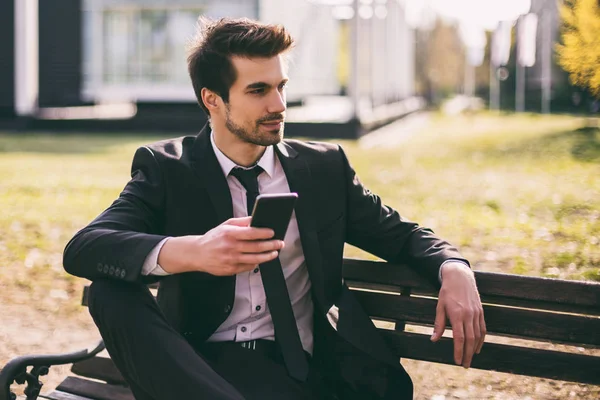 Elegante Hombre Negocios Usando Teléfono Mientras Está Sentado Aire Libre — Foto de Stock