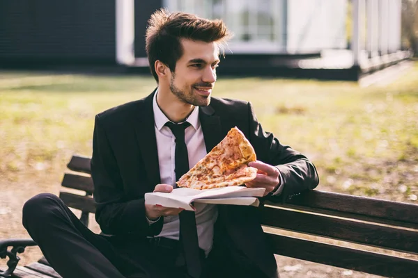 Elegante Uomo Affari Diverte Mangiare Pizza Durante Pausa Pranzo Mentre — Foto Stock