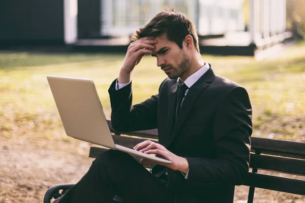 Homem Negócios Preocupado Usando Laptop Enquanto Sentado Livre Imagem Tonificada — Fotografia de Stock