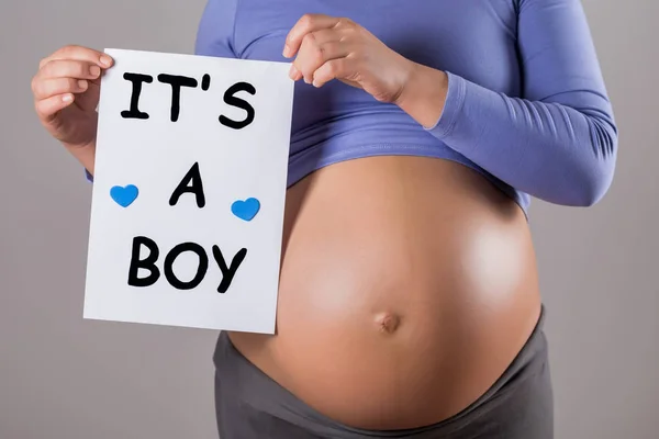 Obraz Bliska Żołądek Kobiety Ciąży Trzyma Papier Tekstem Chłopiec Szarym — Zdjęcie stockowe