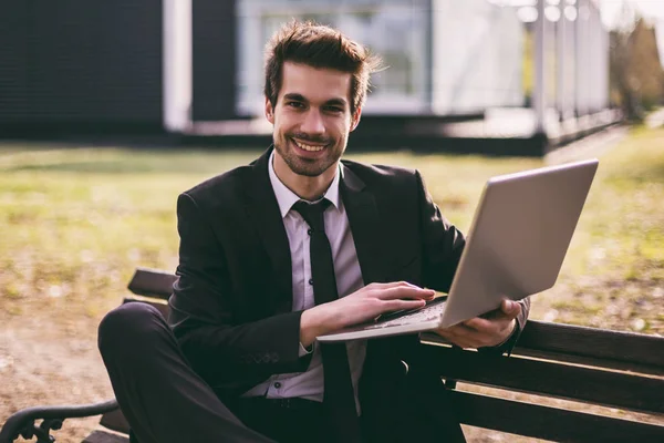 Elegante Geschäftsmann Mit Laptop Freien Sitzen Getöntes Bild — Stockfoto