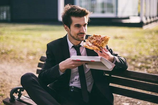 Elegantní Obchodník Užívá Pizzu Polední Přestávce Sedí Venku Tónový Obraz — Stock fotografie