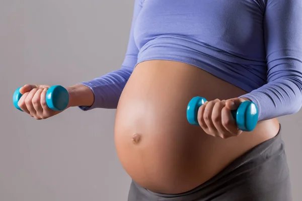 Image Close Stomach Woman Exercise Weights Gray Background — Stock Photo, Image