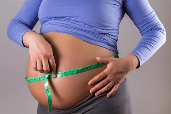 Afbeelding Van Zwangere Vrouw Die Haar Maag Grijze Achtergrond Meet — Stockfoto