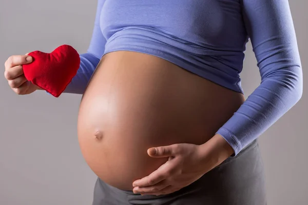 Imagen Primer Plano Del Estómago Mujer Embarazada Sosteniendo Corazón Rojo —  Fotos de Stock