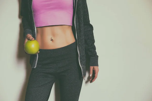 Fit Sportieve Vrouw Met Abs Holding Apple — Stockfoto