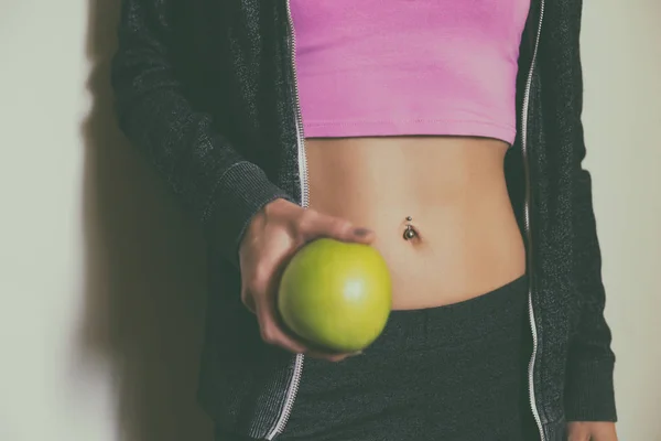 Fitte Sportliche Frau Mit Bauchmuskeln Die Apfel Hält — Stockfoto