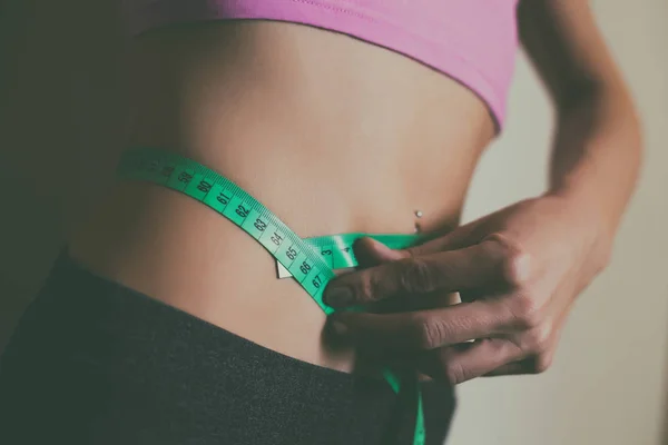 Mujer Forma Que Mide Cintura Delgada Con Una Cinta Métrica —  Fotos de Stock