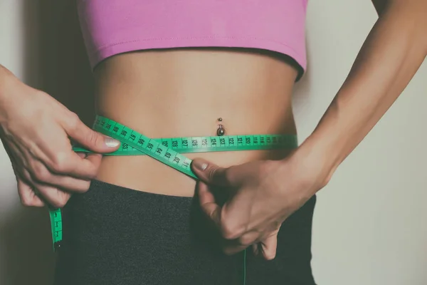 Mujer Forma Que Mide Cintura Delgada Con Una Cinta Métrica — Foto de Stock