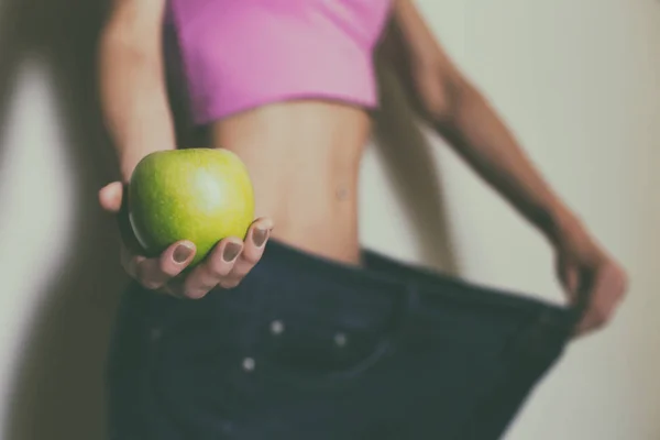 Женщина Больших Джинсах Держит Apple Focus Apple Weight Концепции Потери — стоковое фото
