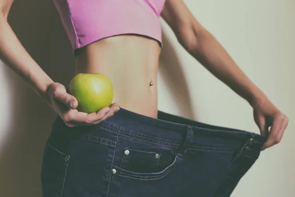 Mulher Jeans Grandes Segurando Maçã Conceito Perda Peso — Fotografia de Stock