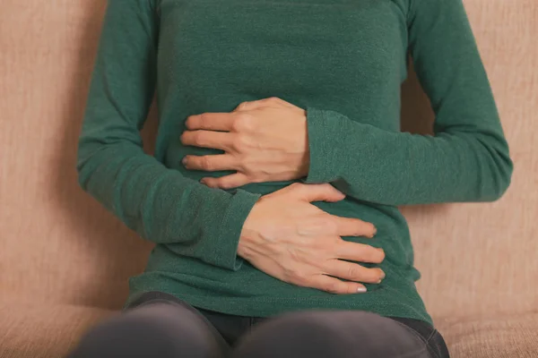 Mujer Con Dolor Estómago Foto Tonificada —  Fotos de Stock