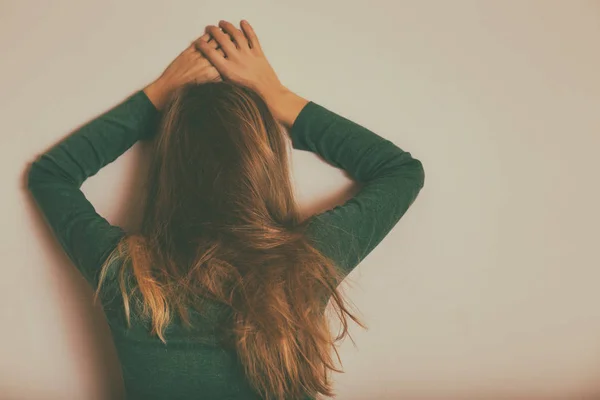 Depressieve Vrouw Staat Alleen Voor Muur Gestemde Foto — Stockfoto