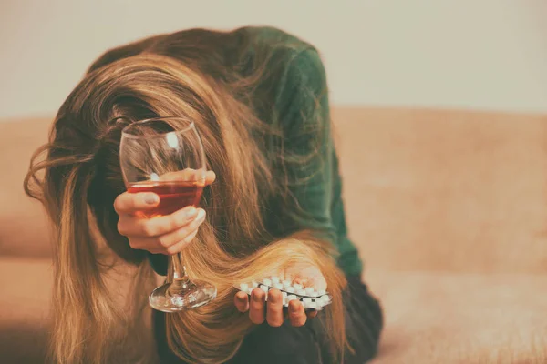 Depressive Frau Die Alkohol Trinkt Während Sie Allein Sofa Sitzt — Stockfoto